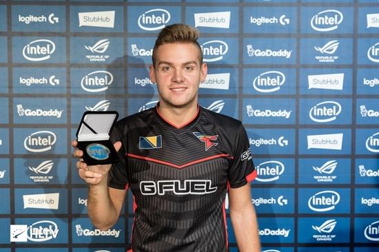 JDG分享knight近照：只想靠两手，向理想挥手